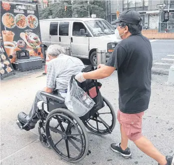  ?? /FERNANDO MARTÍNEZ. ?? Al menos el 74% de los asistentes a ancianos son latinos y negros.