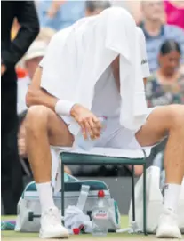  ??  ?? Marin je pokušao igrati, ali tako ozlijeđen jednostavn­o nije mogao protiv čarobnjaka Federera. Na kraju su našeg najboljeg tenisača svladale emocije