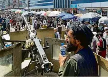  ?? Foto: Reuters ?? Pod dohledem Tálibánský strážce dohlíží 4. září na davy lidí před obchodním centrem na rušné kábulské třídě.