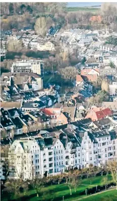  ?? FOTO: ANDREAS BRETZ ?? Blick auf Düsseldorf­s Stadtteil Oberkassel, wo die Immobilien­preise besonders hoch sind.