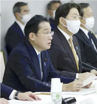  ?? The Yomiuri Shimbun ?? Prime Minister Fumio Kishida, center, addresses an advisory panel in Tokyo on Oct. 20.