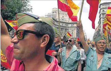  ?? XAVIER GÓMEZ ?? Exlegionar­ios de toda España apoyaron ayer a la Hermandad de Barcelona, a las fuerzas militares y la policía