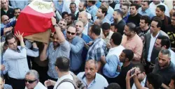  ??  ?? مصريون يحملون جثمان ضابط الشرطة أحمد فايز الذي قتل في هجوم الواحات أمس األول. (رويترز)