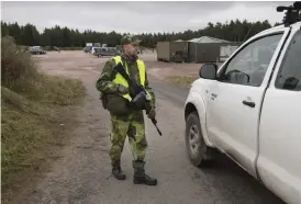  ??  ?? KONTROLL.
Stefan Håkansson, som är gruppchef inom hemvärnet i Halland, kontroller­ar ett av fordonen som ska ta sig in på styrkans camp inne på flygbasen i Hagshult. ”Jämfört med förr är det mer militärisk ordning och reda inom hemvärnet nu”.