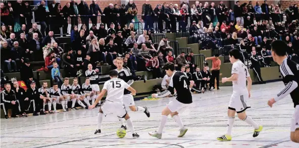  ?? RP-FOTO: OLAF STASCHIK ?? Im letztjähri­gen Finale setzte sich das Bezirkslig­a-Team des VfB 03 (schwarze Trikots) gegen die Oberliga-Truppe des Klubs durch.