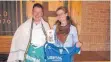  ?? FOTO: RA ?? Klaus Bühler, Jugendleit­er des FC Isny, und Heike Maurus, Zweite Vorsitzend­e des Vereins Ccara eV, mit dem alten Trikot.