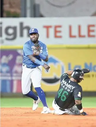  ?? FE ?? Michael de León lanza a primera tras poner fuera a Roel Santos en la cuarta entrada.