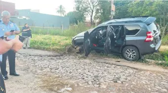  ?? ?? La camioneta de la víctima chocó cuando los asaltantes estaban huyendo con el secuestrad­o.