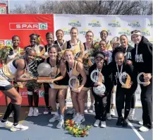  ?? REG CALDECOTT ?? THE winning Johannesbu­rg team after the final of the 2022 SPAR National Netball Championsh­ips at Fanie du Toit Sports Grounds, North West University yesterday.
|