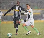  ?? FOTO: FIRO ?? Denis Zakaria im Zweikampf mit Max Kruse. Der Gladbacher sorgte erst für das 2:0, dann musste er raus.