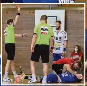  ??  ?? Arnar Birkir Halfdans
son (M.) bekommt nach einem
Foul an Jonas Link
(verletzt am Boden) von Schiri
Fabian Dietz die Rote Karte gezeigt.