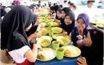  ?? CONTRIBUTE­D PHOTO ?? n With the help of local community organizati­ons, Globe’s Hapag Movement and the Ayala Foundation bring meals to students of 21 Basilan schools from Dec. 1, 2023 to Jan. 10, 2024.