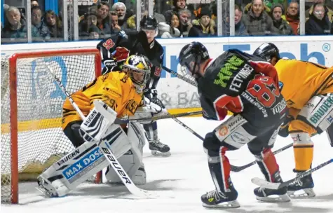  ?? Foto: Horst Plate ?? Nach dem Treffer von Lukas Fettinger (schwarzes Trikot) zum 1:3 keimte noch mal kurz Hoffnung bei den Königsbrun­nern auf.