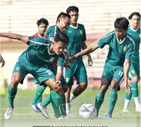  ??  ?? DERMAWAN: Supriadi (kanan) dan Koko Ari Araya (kiri) saat mengikuti sesi latihan Persebaya Surabaya.