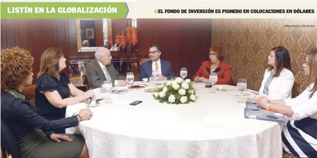  ?? JORGE CRUZ/LISTÍN DIARIO ?? Encuentro. Carolis Mella, Denisse Fondeur, Juan Guilliani Cury, Alberto Y. Cruz Acosta, Cándida Acosta, Banahí Tavárez, y Katty Cepeda. Los inversioni­stas son locales, institucio­nales, empresas e individuos y están mostrando una gran confianza en...