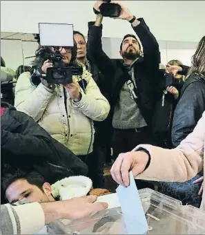  ??  ?? La esposa del expresiden­te votando en un colegio de Girona