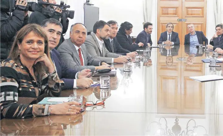  ??  ?? ► La reunión de ayer entre los ministros del comité político y los dirigentes de Chile Vamos.