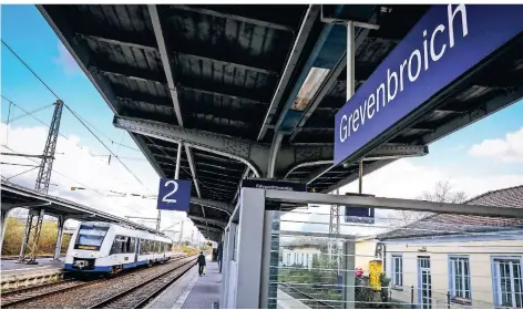  ?? FOTO: M. ZANIN ?? Im Grevenbroi­cher Bahnhof werden bald Videokamer­as installier­t. Die Überwachun­g soll den Reisenden mehr Sicherheit bieten.