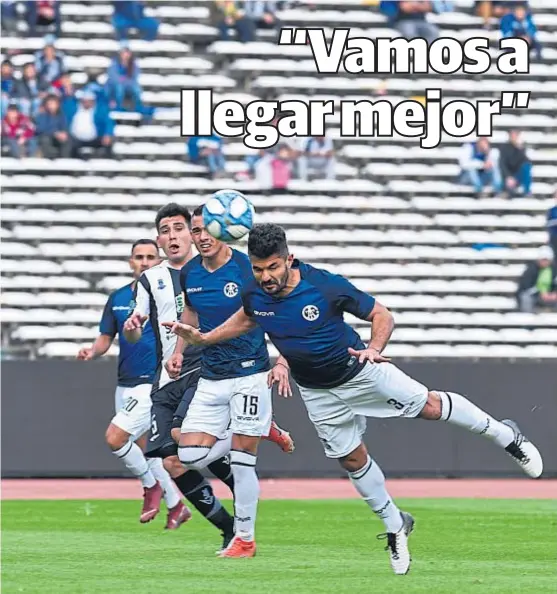  ?? (RAMIRO PEREYRA) ?? A lo Gandolfi. El veterano central se lanzó en palomita y a los 3 minutos del primer tiempo marcó el gol albiazul, tras un centro de Ramírez.