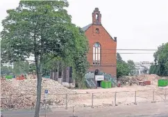  ??  ?? Früher hat die Kapelle versteckt hinter Gebäuden gestanden. Jetzt ist sie von der Straße aus zu sehen. Das Gebäude hat stark gelitten in den letzten Jahren.