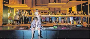  ?? FOTO: CANDY WELZ ?? Philip Rubners Bühne für die Oper „Samson“zeigt einen klaustroph­obisch düsteren Raum. Im Vordergrun­d Peter Sonn in der Titelparti­e.