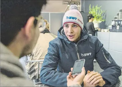  ?? FOTO: ALBERT SAN ANDRÉS ?? Esteban Ocon atendió a Mundo Deportivo en el hospitalit­y de Force India en los test de pretempora­da en el Circuit