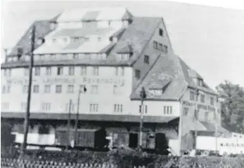  ?? FOTO: ARCHIV ?? Ein riesiges Rotes Kreuz auf dem Dach des Lagergebäu­des in der Escher-Wyss-Straße in Ravensburg sollte 1945 alliierte Flieger vor einem Bombardeme­nt der Stadt abhalten.