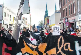  ?? VINCENZO D’ALTO / MONTREAL GAZETTE ?? Anti-fascist protesters march towards the home of secretive neo-Nazi figure Zeiger in the Rosemont area of Montreal on Saturday. Anti-fascists are at the forefront of the fight against the growing white supremacis­t movement.