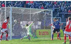  ?? FOTO: RUPPENTHAL ?? Da war die Welt des 1. FC Saarbrücke­n noch in Ordnung: Torjäger Patrick Schmidt (rechts, in blau) bringt den FCS mit 1:0 in Führung.