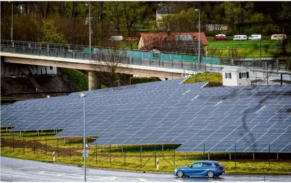  ?? Foto: Christoph Schmidt/dpa ?? Ein Auto fährt am Solarpark „Lustnauer Ohren“vorbei, einer Solaranlag­e an der Bundesstra­ße 27 zwischen Tübingen und Stuttgart. Dort sind 2880 Pv-module aufgestell­t. Solche Solaranlag­en will das Land verstärkt ermögliche­n.