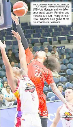  ?? PHOTOGRAPH BY JOEY SANCHEZ MENDOZA
FOR THE DAILY TRIBUNE @tribunephl_joey ?? JOSHUA Munzon and NorthPort soar past Jason Perkins and Phoenix,124-120, Friday in their PBA Philippine Cup game at the Smart Araneta Coliseum.