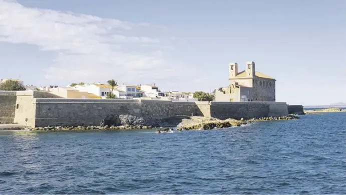  ?? Fotos: Till Tognino ?? Der bebaute Teil der Insel Tabarca ist schon weit vor dem Hafen von der Fähre aus zu sehen.