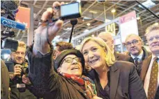  ?? FOTO: GERARD JULIEN/AFP ?? Marine Le Pen (rechts) wirbt um Wähler der konservati­ven Republikan­er. Die wiederum liebäugeln in Teilen mit einer Kooperatio­n.