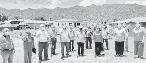 ??  ?? PEMBANGUNA­N KAMPUNG: Paulus (tujuh kiri) merakamkan kenangan ketika melawat Kampung Tubai Baru kelmarin.