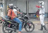  ?? SAMIR JANA /HT ?? ■
A policeman stops commuters in Kolkata on Tuesday.