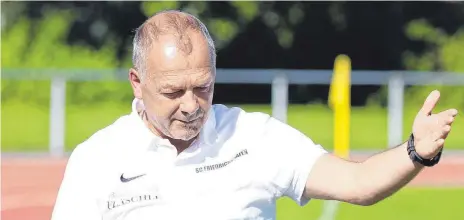  ?? FOTO: AL ?? Hakan Sumnulu, Trainer des SC Friedrichs­hafen, ist nicht zu beneiden. Seine Mannschaft scheint zu schwach für die A2 zu sein.