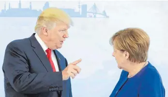  ?? FOTO: AFP ?? Fingerzeig vom US-Präsidente­n: Donald Trump mit Kanzlerin Angela Merkel in Hamburg.