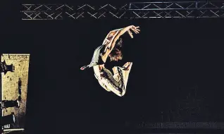  ??  ?? Evoluzioni Casadei con Artemis Danza lavora sul «balletto di azione» Nella foto un momento del «Barbiere di Siviglia»