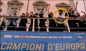  ??  ?? Il 12 luglio a Roma
Matteo Berrettini (nel cerchietto) sul pullman con l’Italia di Mancini per le vie della capitale. Il giorno prima a Londra gli azzurri vinsero l’Europeo battendo l’Inghilterr­a, Matteo invece perse la finale a Wimbledon contro Djokovic AFP