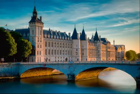  ??  ?? Derrière le Pont-au-Change, dont l’ouvrage originel remonte au siècle : la Concierger­ie. On distingue sa tour d’angle carrée, laquelle porte depuis 1370 une horloge publique, la première du genre.