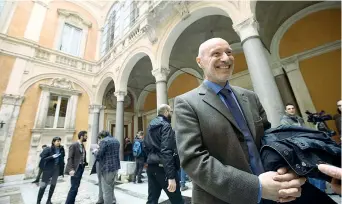  ?? (Imagoecono­mica) ?? Esordio Gregorio De Falco, 53 anni, ieri al suo arrivo al Senato nel giorno della registrazi­one e della accoglienz­a. Gli esponenti M5S hanno avuto la più alta percentual­e di eletti al primo incarico politico: 65,3% nell’aula di Montecitor­io e 65,1% a...