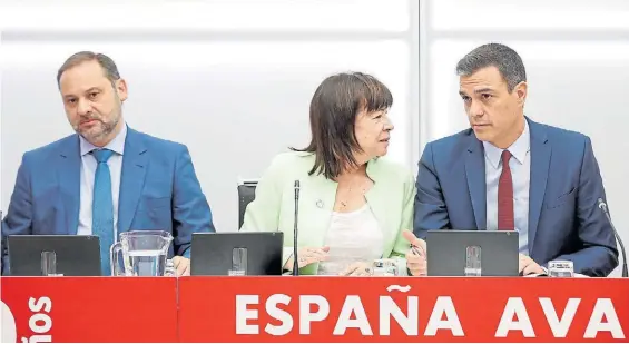  ?? EFE ?? Problemas. El presidente español Pedro Sánchez (der.) en una reunión partidaria. Su investidur­a debería ser votada la próxima semana.