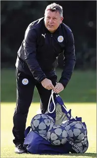  ?? CARL RECINE/REUTERS ?? DONGKRAK PERFORMA: Pelatih baru Leicester City Craig Shakespear­e mempersiap­kan bola untuk latihan timnya kemarin.