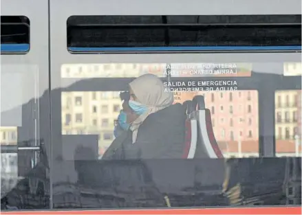  ?? Foto: Pablo Viñas ?? Dos mujeres usan mascarilla en el interior de un autobús.