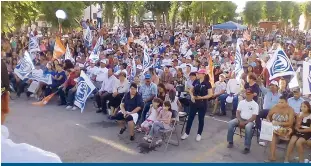  ??  ?? ceNTeNares de personas se unieron a la caravana para congregars­e luego en un acto masivo