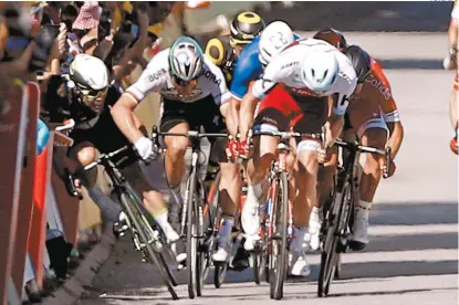  ??  ?? El momento en que Peter Sagan empuja con el codo a Mark Cavendish