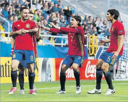  ?? FOTO: RFEF ?? Gayà, Bellerín y Vallejo felicitan a Saúl, autor del gol que abrió el camino de la victoria ante Macedonia en el debut de la Rojita