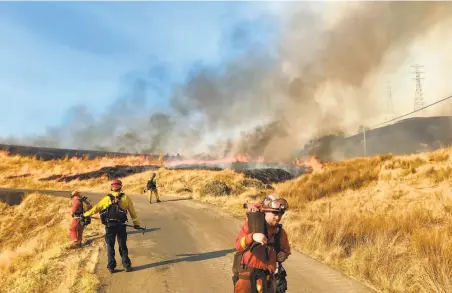  ?? Kurtis Alexander / The Chronicle ?? Firefighte­rs light backfires near Geyservill­e to head off the Kincade Fire, which has grown to more than 25,000 acres.