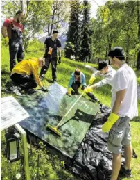  ?? BILD: SN/PLATTFORM FÜR ERINNERUNG­SKULTUR ?? Schülern der HTL Hallein gelang im zweiten Anlauf (Bild) die Reinigung des Gedenkstei­ns.