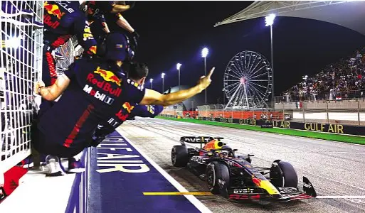  ?? ?? TRAGUARDO - I membri della scuderia austriaca accolgono l’arrivo di Verstappen sul traguardo del circuito di Sakhir